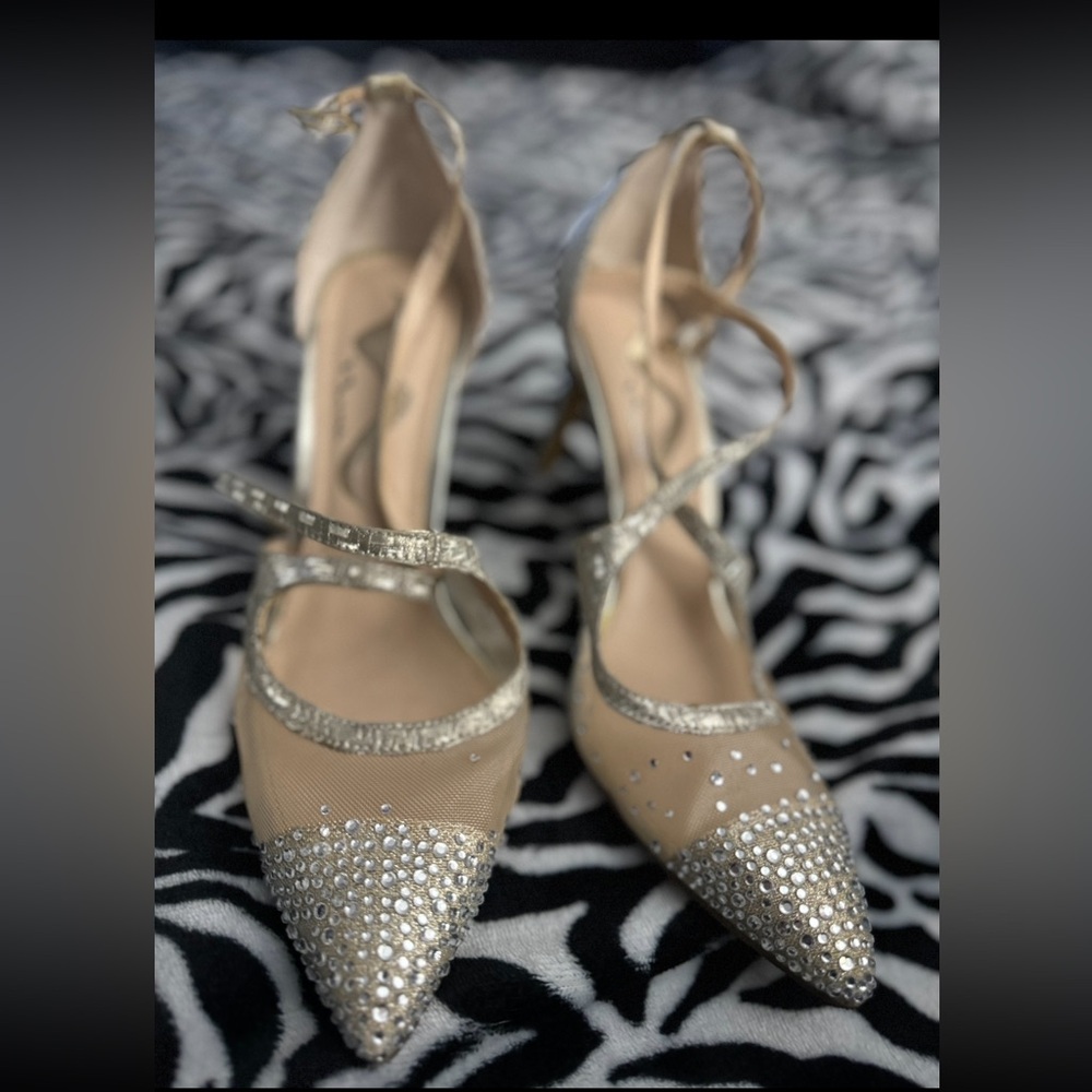 NINA SHOES ONLY USED ONCE AND THE SHOES ARE IN EXCELLENT CONDITION💯